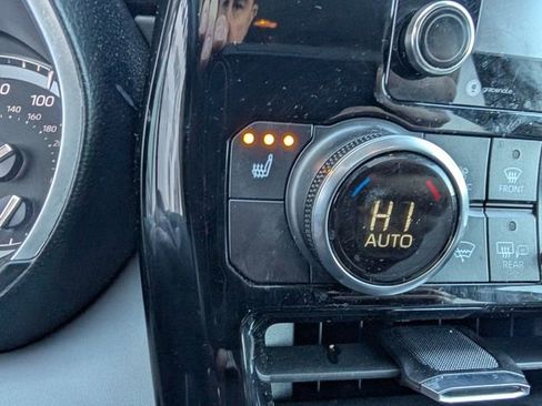 Used 2022 Toyota Highlander XLE image 5