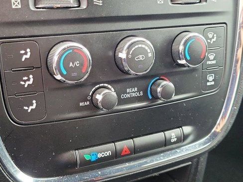 Used 2018 Dodge Grand Caravan SE FWD image 25