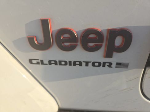 Used 2025 Jeep Gladiator Mojave w/ Convenience Group AWD/4WD image 20