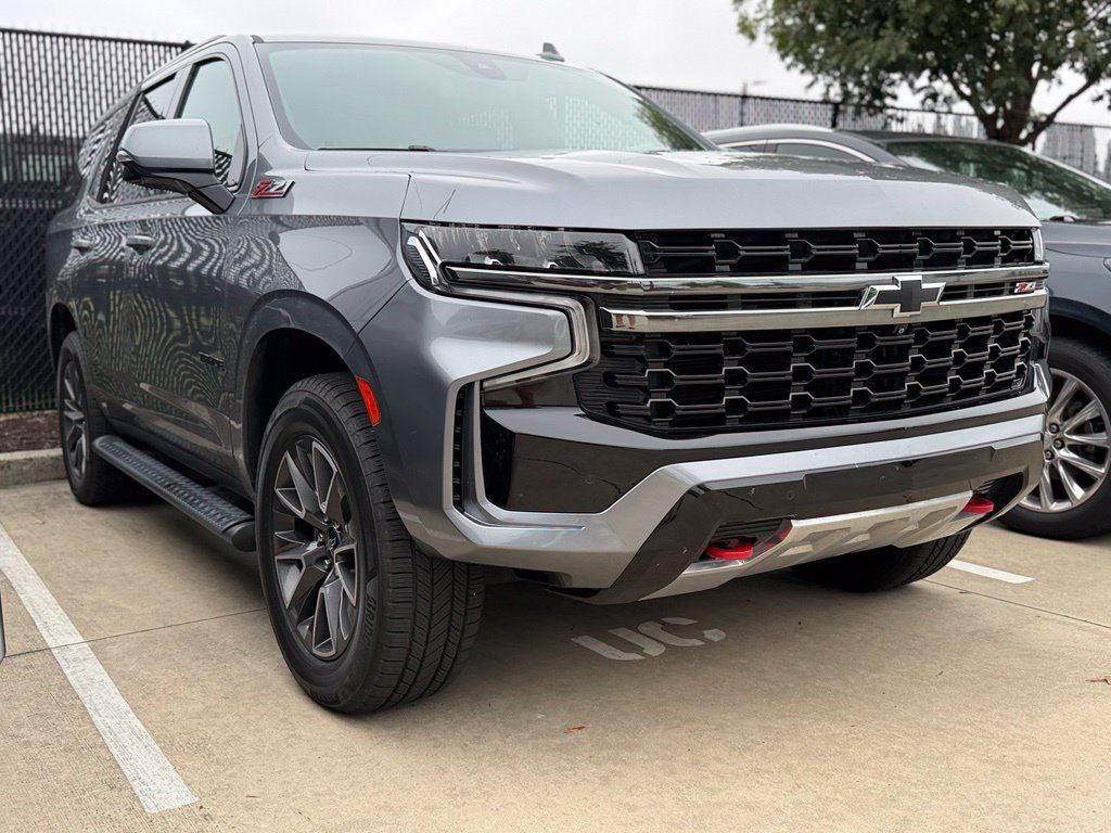Used 2022 Chevrolet Tahoe Z71 w/ Luxury Package AWD/4WD image 2