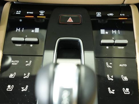 Used 2025 Porsche Macan image 21