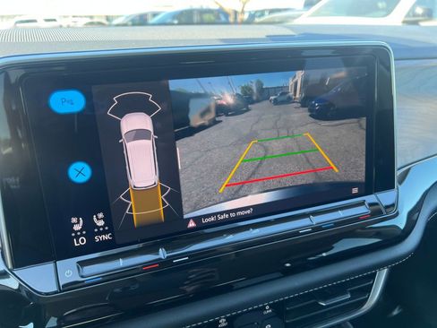 Used 2025 Volkswagen Atlas SE image 27