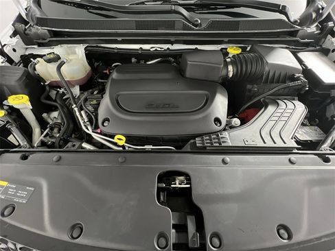 Used 2024 Chrysler Pacifica Touring-L image 17