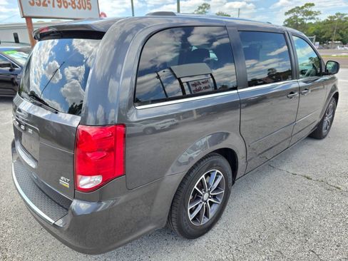 Used 2017 Dodge Grand Caravan SXT image 4