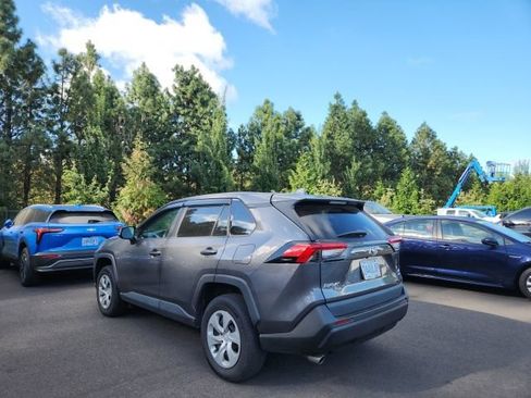 Used 2022 Toyota RAV4 LE AWD/4WD image 3