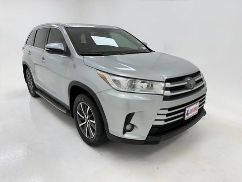 Used 2019 Toyota Highlander XLE FWD image 2