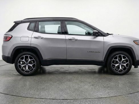 Used 2025 Jeep Compass Limited image 11