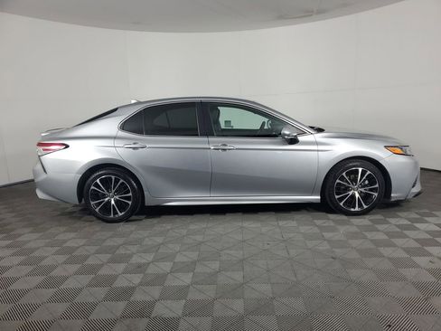 Used 2020 Toyota Camry SE image 3