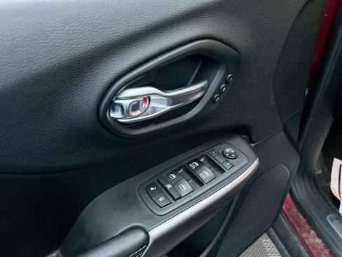 Used 2019 Jeep Cherokee Limited AWD/4WD image 25