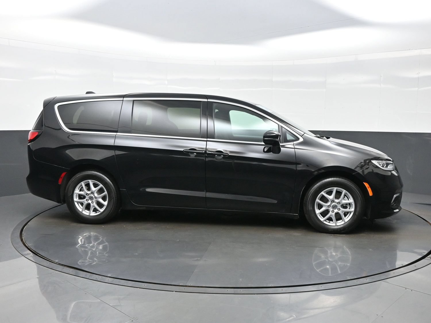 Used 2024 Chrysler Pacifica Touring FWD image 10