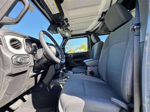 Used 2025 Jeep Gladiator Sport image 12