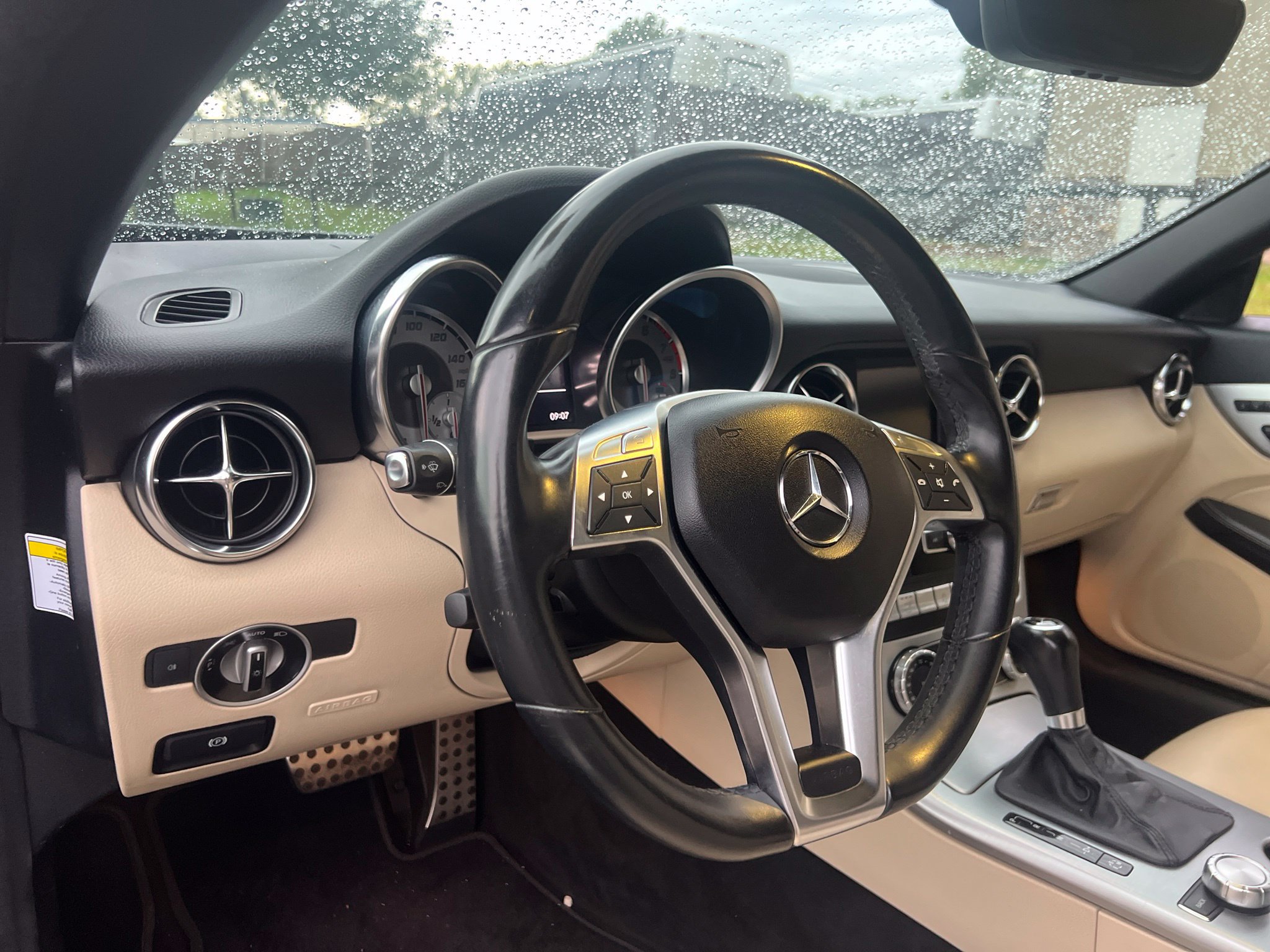 Used 2013 Mercedes-Benz SLK 250 image 11