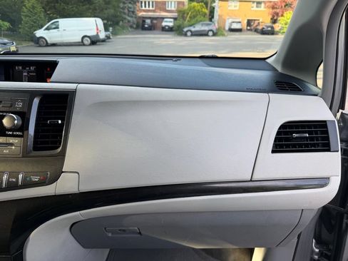 Used 2013 Toyota Sienna LE FWD image 29