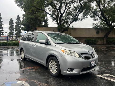 Used 2012 Toyota Sienna XLE image 28