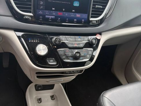 Used 2024 Chrysler Pacifica Touring-L FWD image 7
