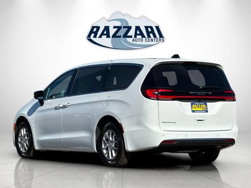 New 2027 Chrysler Pacifica Select FWD image 5