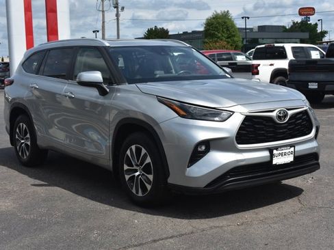 Used 2023 Toyota Highlander XLE FWD image 3