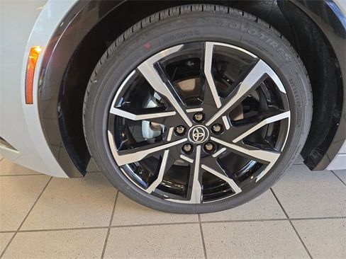 Used 2025 Toyota Prius Plug-In Hybrid image 10