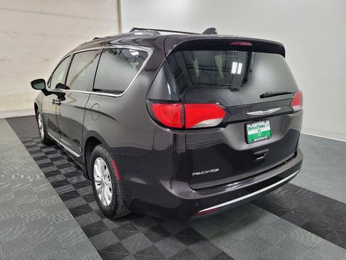 Used 2019 Chrysler Pacifica Touring-L FWD image 5