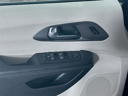 Used 2023 Chrysler Pacifica Touring-L image 25