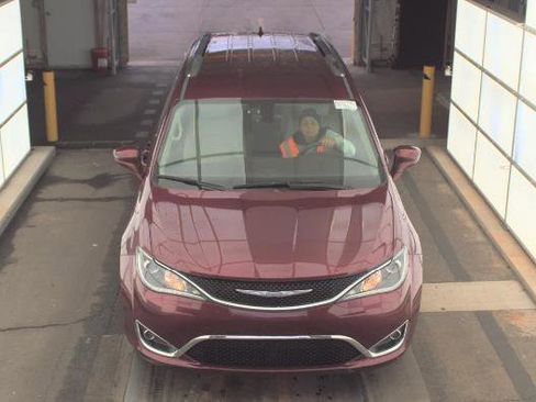 Used 2018 Chrysler Pacifica Touring-L Plus image 19