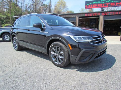 Used 2022 Volkswagen Tiguan SE FWD image 1