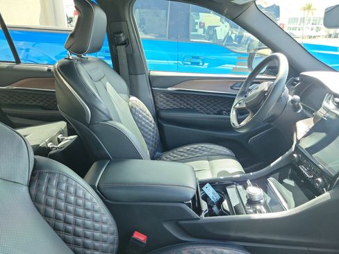 Used 2024 Jeep Grand Cherokee Summit w/ Luxury Tech Group V image 9