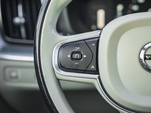 Used 2018 Volvo XC60 T6 Momentum w/ Convenience Package image 27