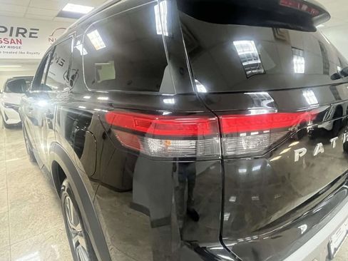 Used 2025 Nissan Pathfinder SL image 11