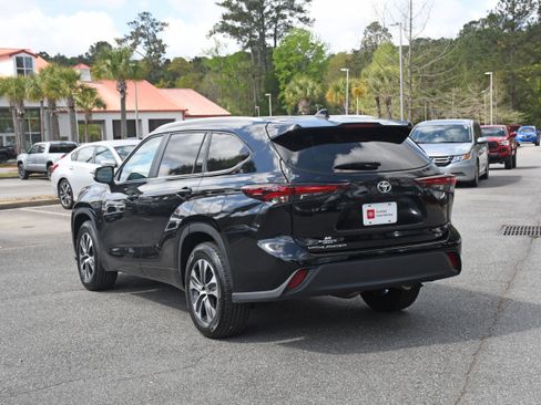 Used 2025 Toyota Highlander XLE image 3