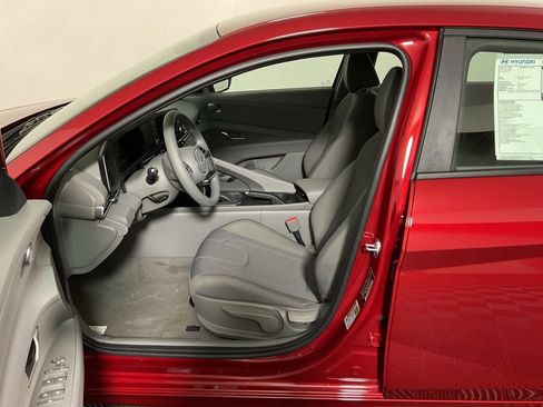 New 2025 Hyundai Elantra SE image 18