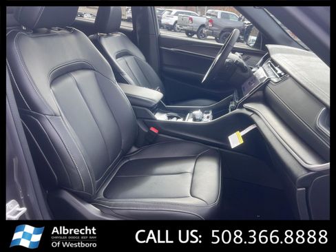 New 2025 Jeep Grand Cherokee Limited w/ Black Appearance Package image 16