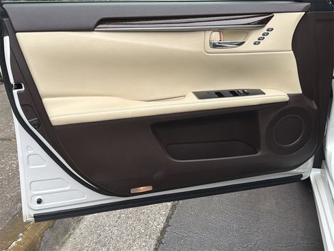 Used 2016 Lexus ES 350 w/ Premium Package w/Wood Trim image 10