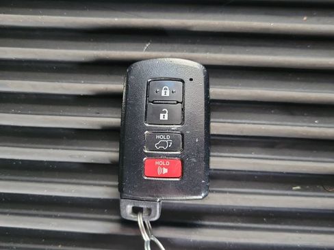 Used 2019 Toyota Highlander XLE FWD image 24