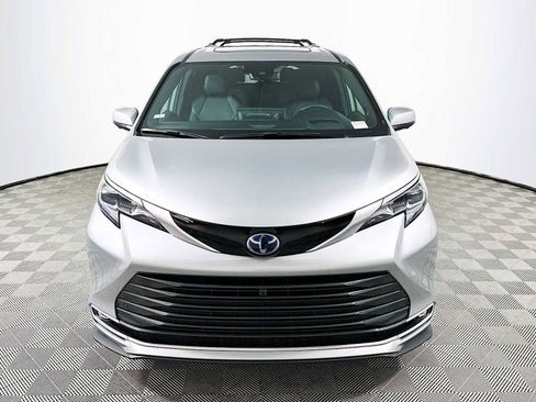 Used 2025 Toyota Sienna Platinum image 2
