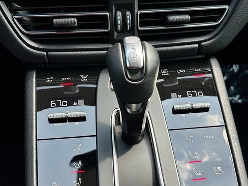 Certified 2026 Porsche Macan AWD/4WD image 18