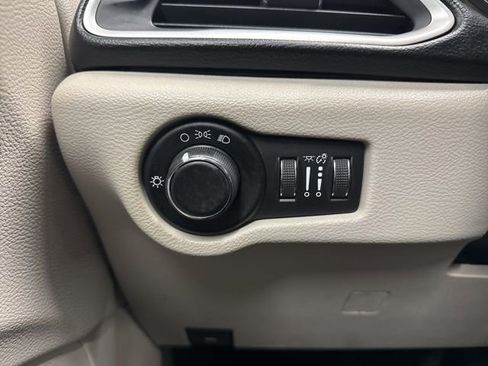 Used 2017 Chrysler Pacifica LX image 38