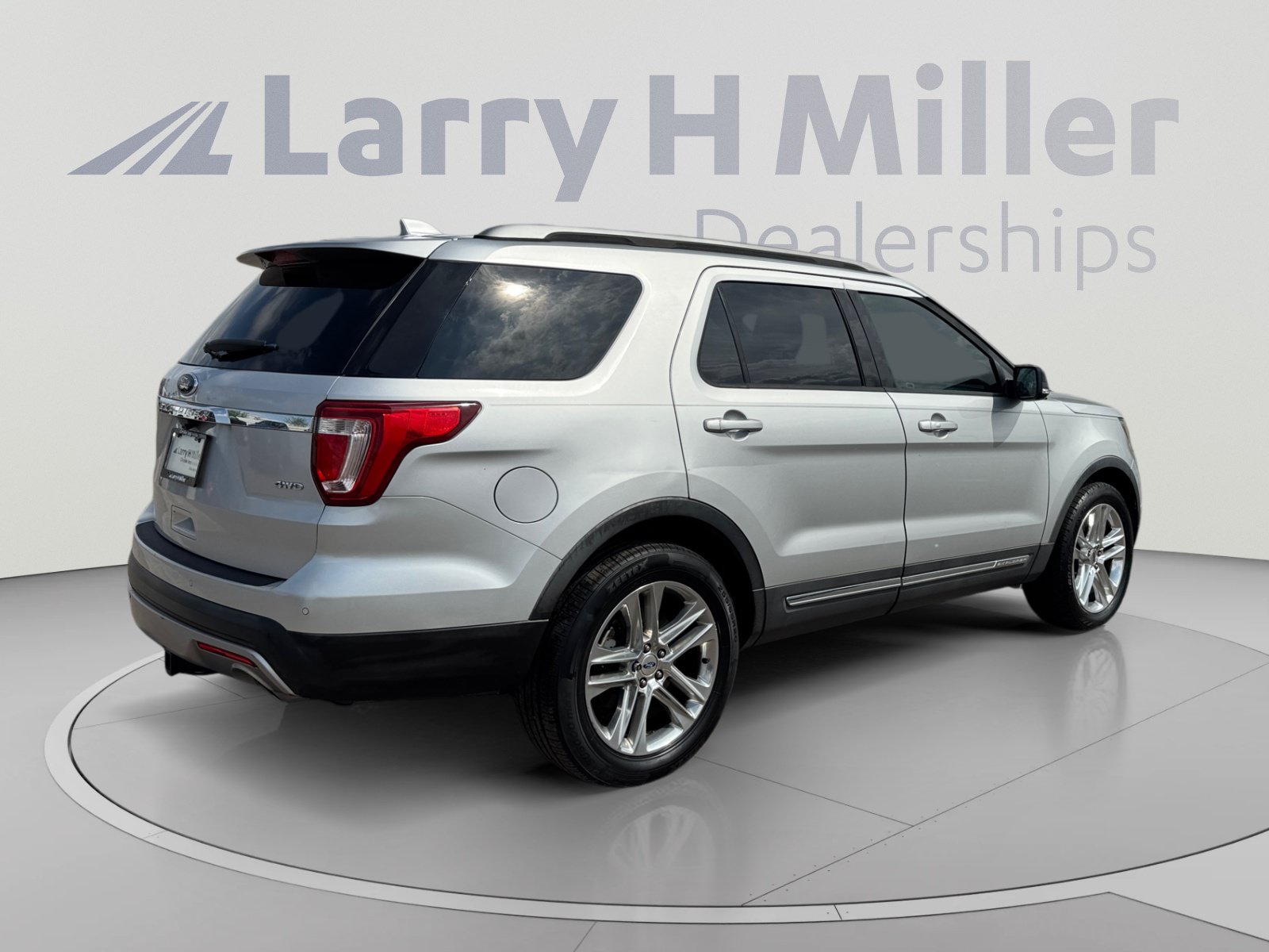 Used 2017 Ford Explorer XLT w/ Equipment Group 202A AWD/4WD image 5