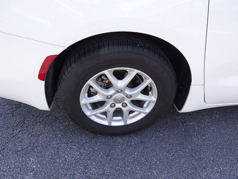 Used 2020 Chrysler Voyager Lxi image 7