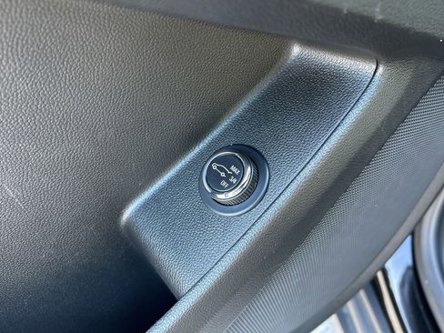 Used 2022 Chevrolet Traverse LT image 14