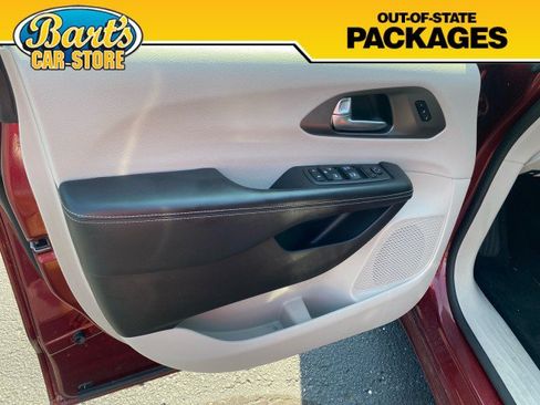 Used 2022 Chrysler Pacifica Touring-L FWD image 21
