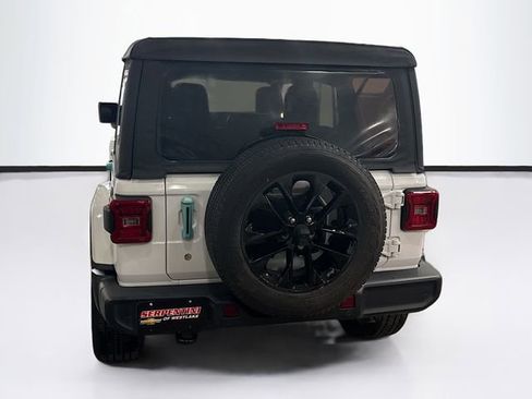 Used 2018 Jeep Wrangler Unlimited Sahara image 7