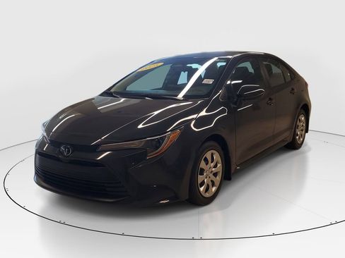 Used 2025 Toyota Corolla LE image 3