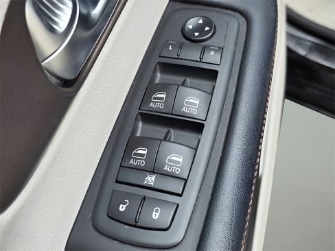 Used 2019 Chrysler Pacifica Touring-L Plus w/ Advanced Safetytec Group image 19