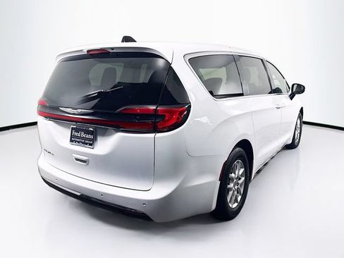Used 2023 Chrysler Pacifica Touring-L FWD image 9