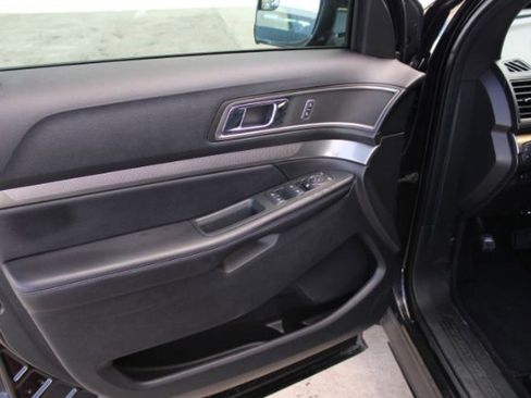 Used 2018 Ford Explorer XLT w/ Equipment Group 201A image 11