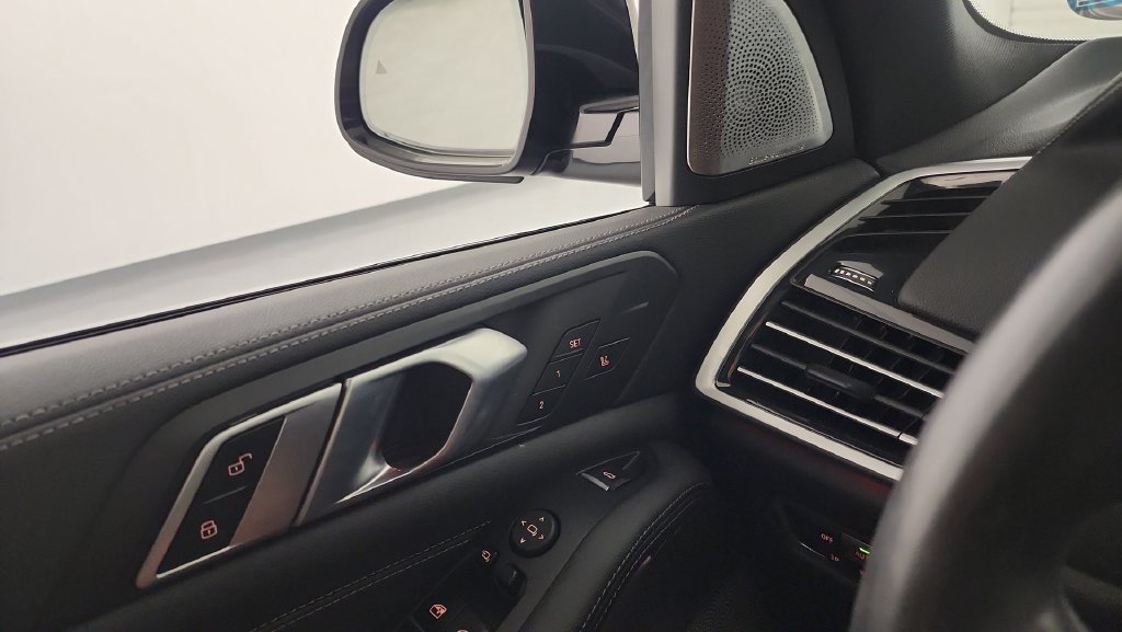 Used 2022 BMW X5 M50i w/ Executive Package AWD/4WD image 22