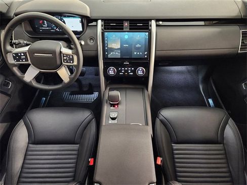 Used 2025 Land Rover Discovery S image 4