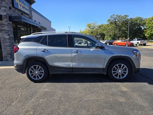 Used 2024 GMC Terrain SLT image 8