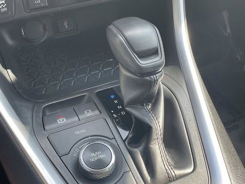 Used 2022 Toyota RAV4 XLE w/ XLE Grade Weather Package AWD/4WD image 40